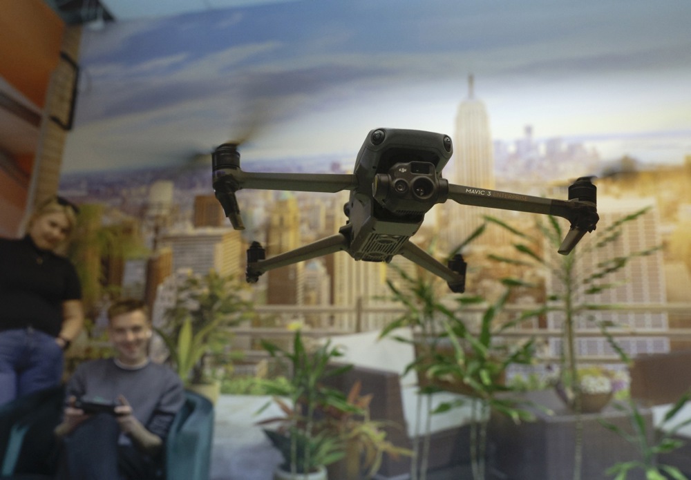 Un ingeniero comprueba un dron reparado para una unidad militar en un lugar no revelado de la región de Kiev, Ucrania, el 16 de abril de 2025.
