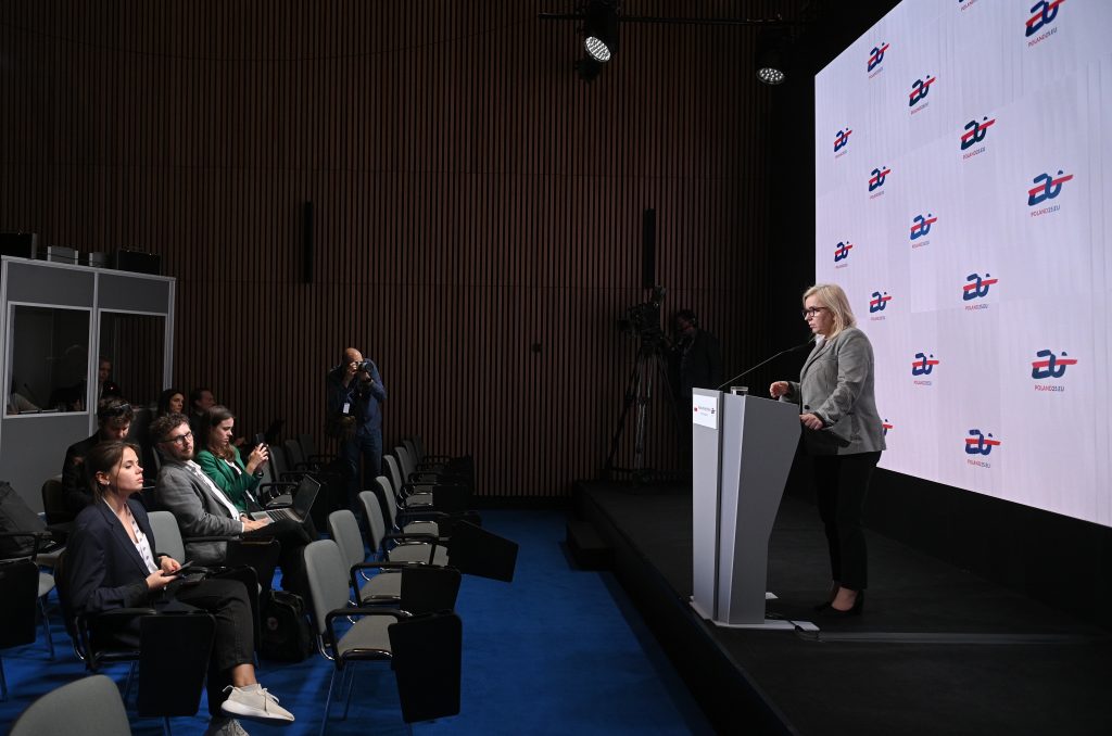 La ministra polaca de Clima y Medio Ambiente, Paulina Hennig-Kloska, ofrece una rueda de prensa tras la reunión informal de los ministros de Medio Ambiente y Clima de la UE (ENVI), en el Museo del Ejército Polaco en Varsovia, el 29 de abril de 2025.