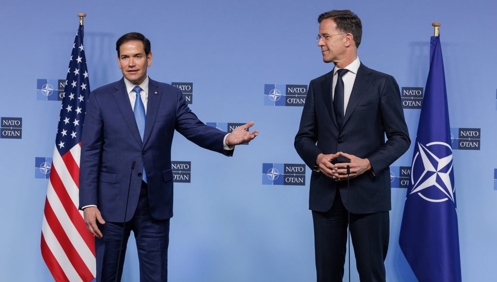 El Secretario General de la OTAN, Mark Rutte (izq), y el Secretario de Estado de EEUU, Marco Rubio (dr).