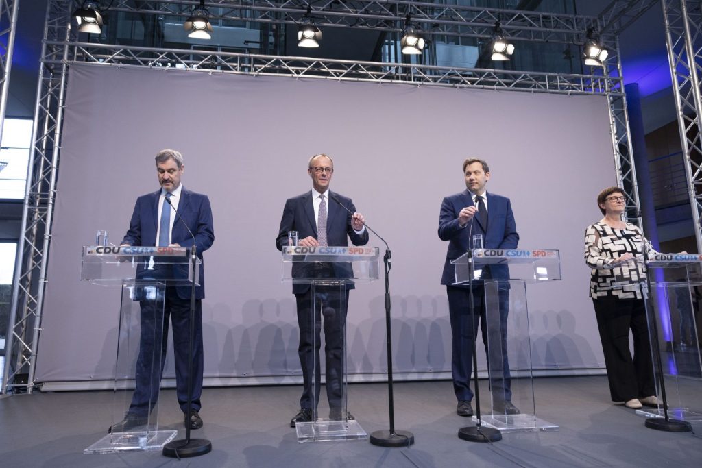 Markus Soeder, líder de la Unión Socialcristiana (CSU), Friedrich Merz, líder de la Unión Cristianodemócrata (CDU), y Lars Klingbeil y Saskia Esken, colíderes de los socialdemócratas alemanes (SPD), comparecen ante la prensa en la presentación del acuerdo de coalición, el 09 de abril de 2025 en Berlín.