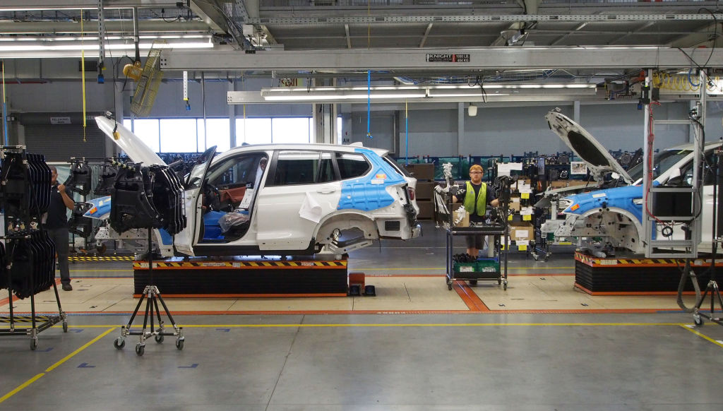 Empleados trabajan en un todoterreno en la planta de BMW en Spartanburg, Estados Unidos, 28 de marzo de 2014.