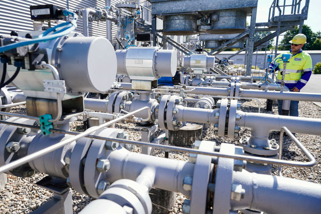 Un empleado de la empresa «Enovos Storage GmbH» detrás de las tuberías de una unidad de compresión en un depósito de gas en Frankenthal, Renania-Palatinado (Alemania), el 18 de julio de 2022.