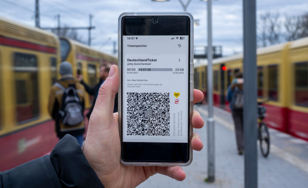 Pantalla de un smartphone con el código QR del abono de transporte Deutschland-Ticket, el 27 de febrero de 2023.
