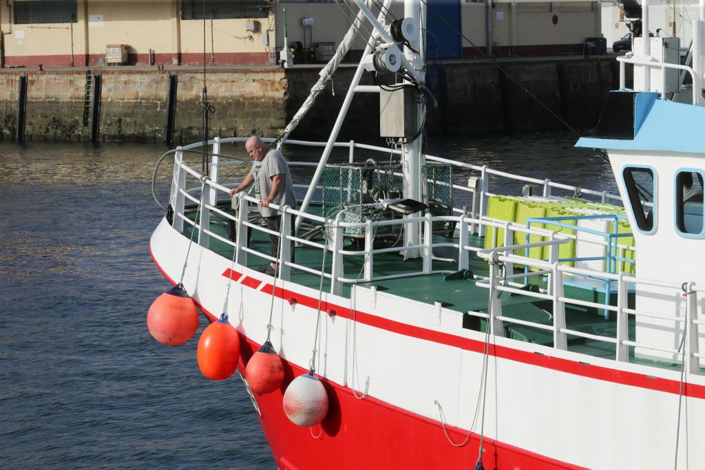 Marineros en el Puerto de Burela, Lugo, el 3 de octubre de 2022.