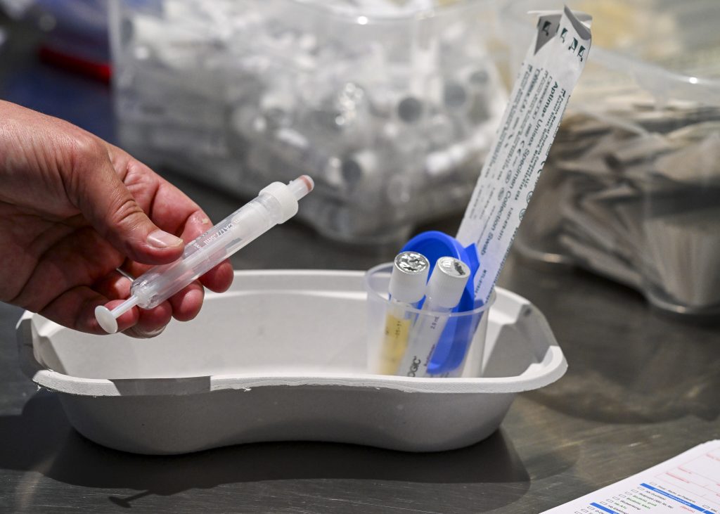 Preparación de una  prueba del VIH, en un hospital de Berlín, en una imagen de 2023.