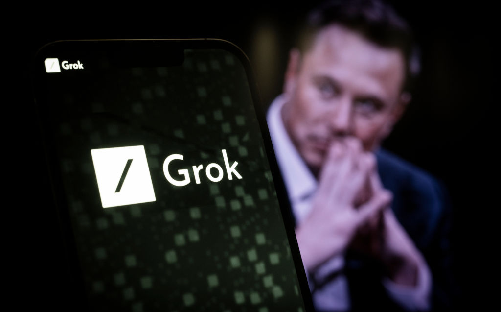 Los logotipos de xAI y Grok en una fotografía tomada el 5 de noviembre de 2023 en Varsovia.