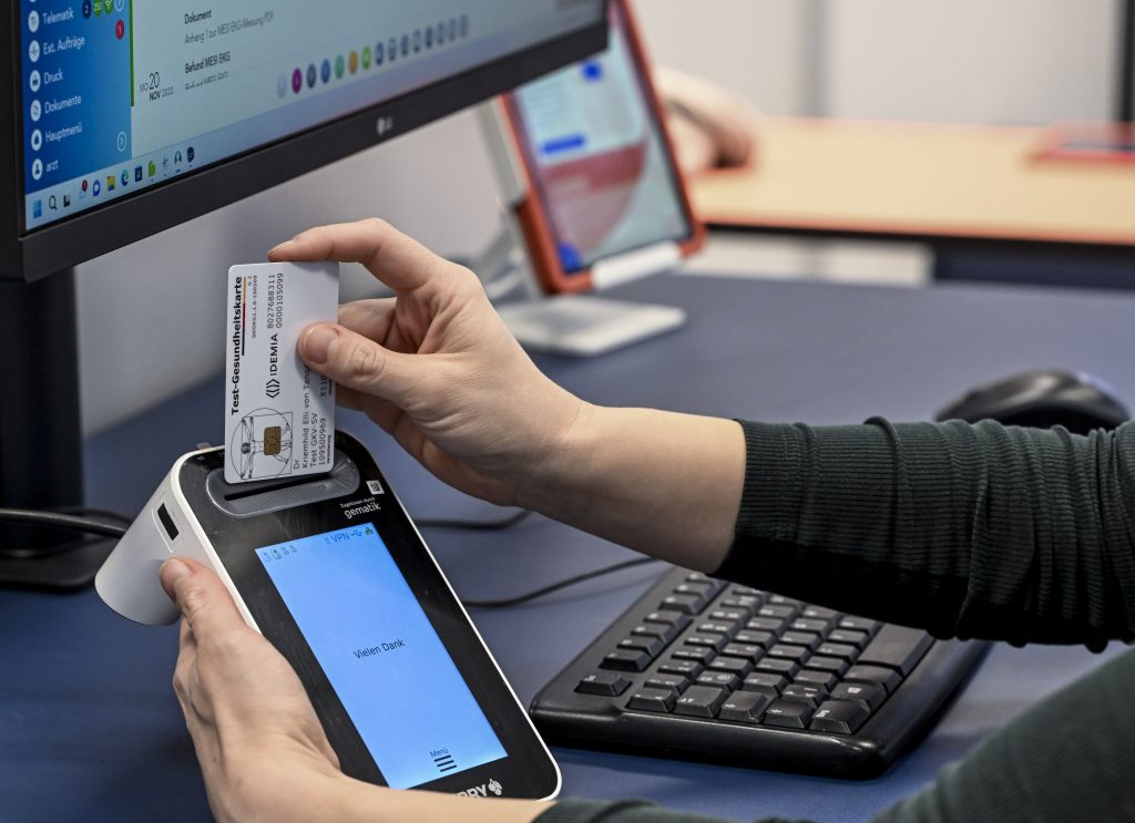 Una tarjeta sanitaria electrónica alemana en un lector, en una demostración de la Asociación de Médicos del Seguro Médico Obligatorio de Berlín, en 2023