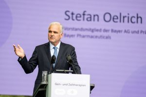 Bayer pide a Bruselas evitar una "guerra comercial" aunque el sector esquiva (de momento) a Trump