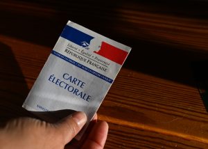 Macron sopesa convocar elecciones anticipadas después del verano, según medios