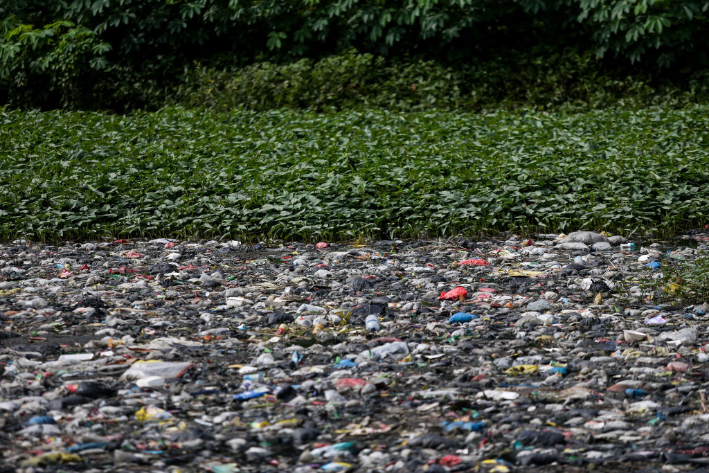 Basura en el río Citarum en Bandung, Indonesia, el 27 de enero de 2025.