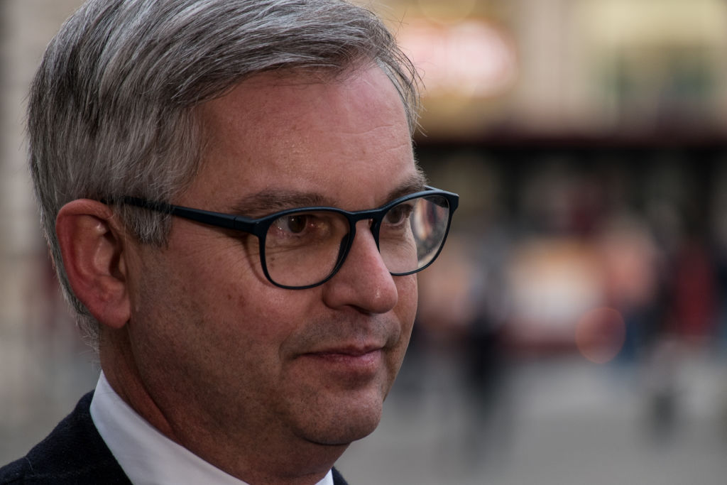 El comisario europeo de Asuntos de Interior y Migración, Magnus Brunner, hace unas declaraciones a la  prensa durante una visita al Palazzo Chigi en Roma, el 18 de febrero de 2025.