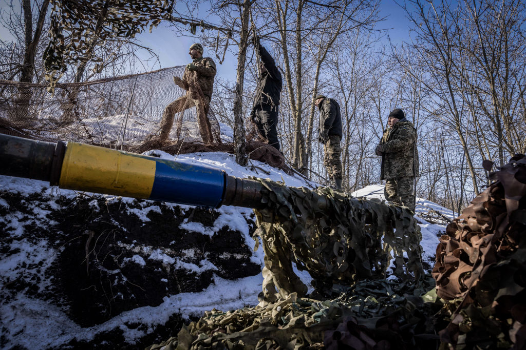 Miembros de la 56ª Brigada de Infantería Mecanizada de Mariupol (Ucrania) camuflan un tanque T-64 en una posición oculta cerca del frente en la región de Donetsk, en febrero de 2025.
