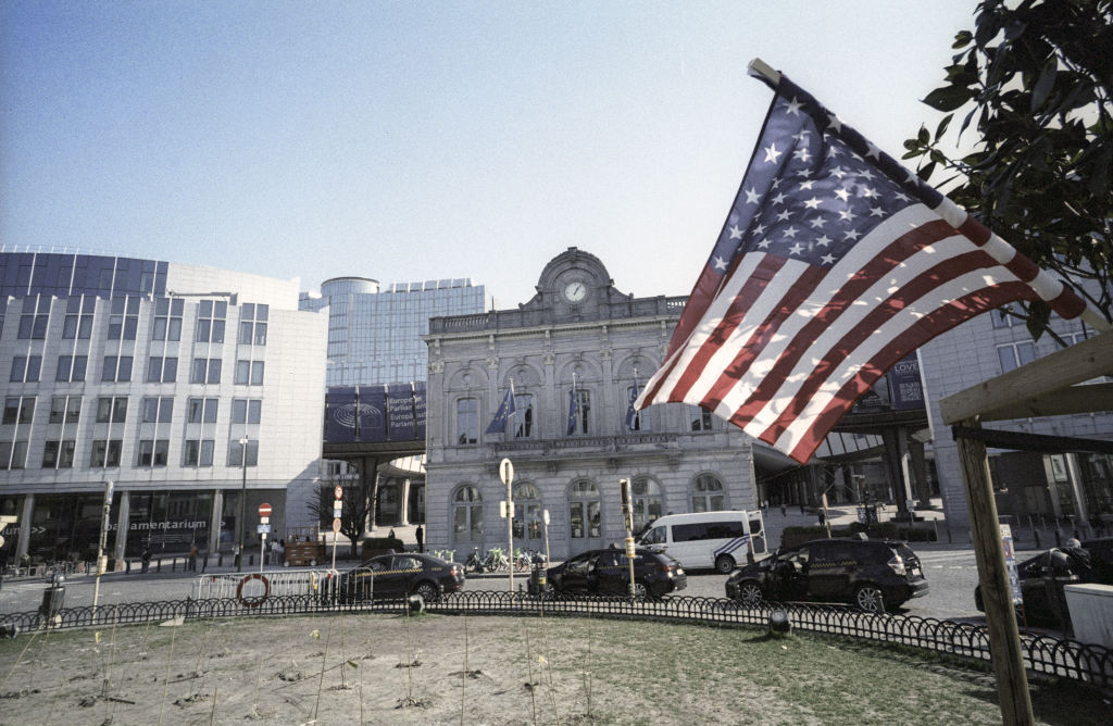 La bandera estadounidense ondea en la «Place du Luxembourg», frente al Parlamento Europeo, el 8 de marzo de 2025, en Bruselas