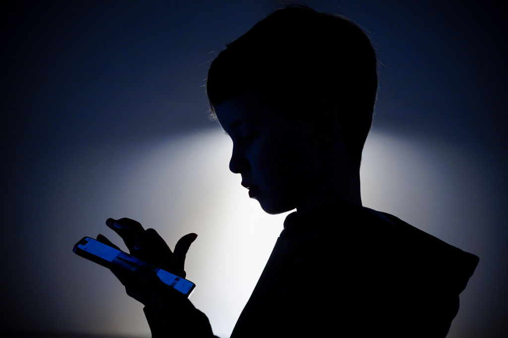 Un niño mira la pantalla de un teléfono móvil, en una imagen de archivo.