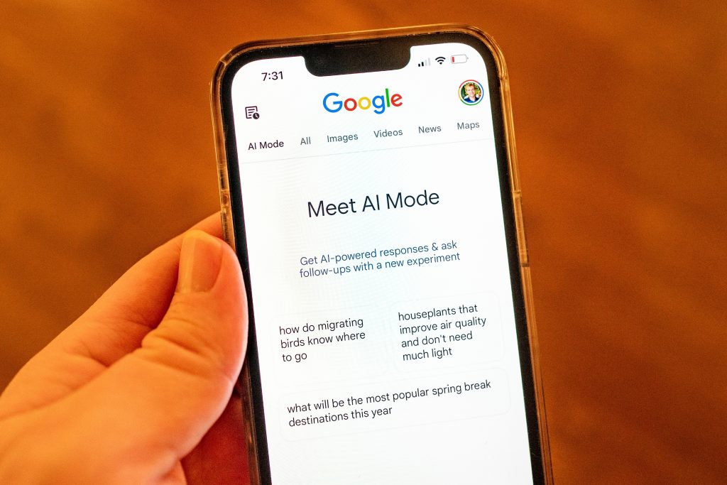 Una persona sostiene un iPhone y utiliza el modo Google AI, un modo experimental que utiliza inteligencia artificial y grandes modelos lingüísticos para procesar las consultas de búsqueda de Google, en Lafayette, California, 24 de marzo de 2025.