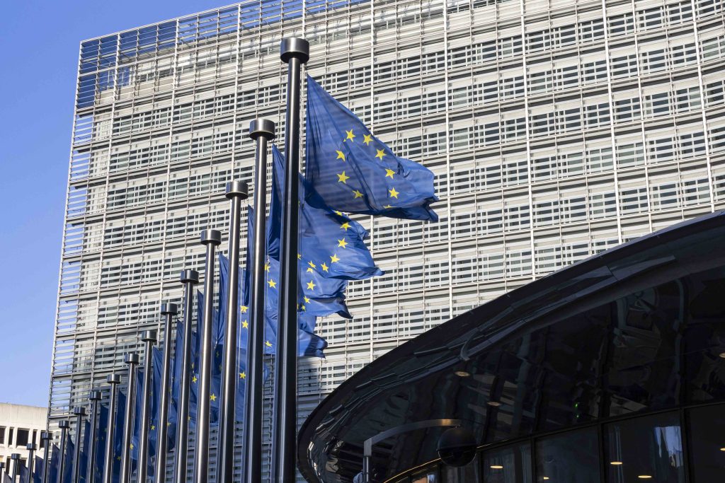 Banderas de Europa ondean ante la sede de la Comisión Europea, el edificio Berlaymont, en el Barrio Europeo de Bruselas, en abril de 2024.