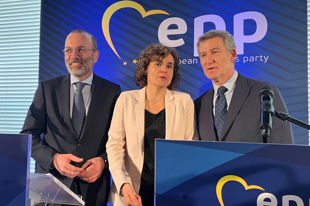 Manfred Weber (i-d), Presidente del PPE, Dolors Montserrat, Secretaria General del PPE, y Alberto Núñez Feijoo, Presidente del Partido Popular, el 9 de abril de 2025.