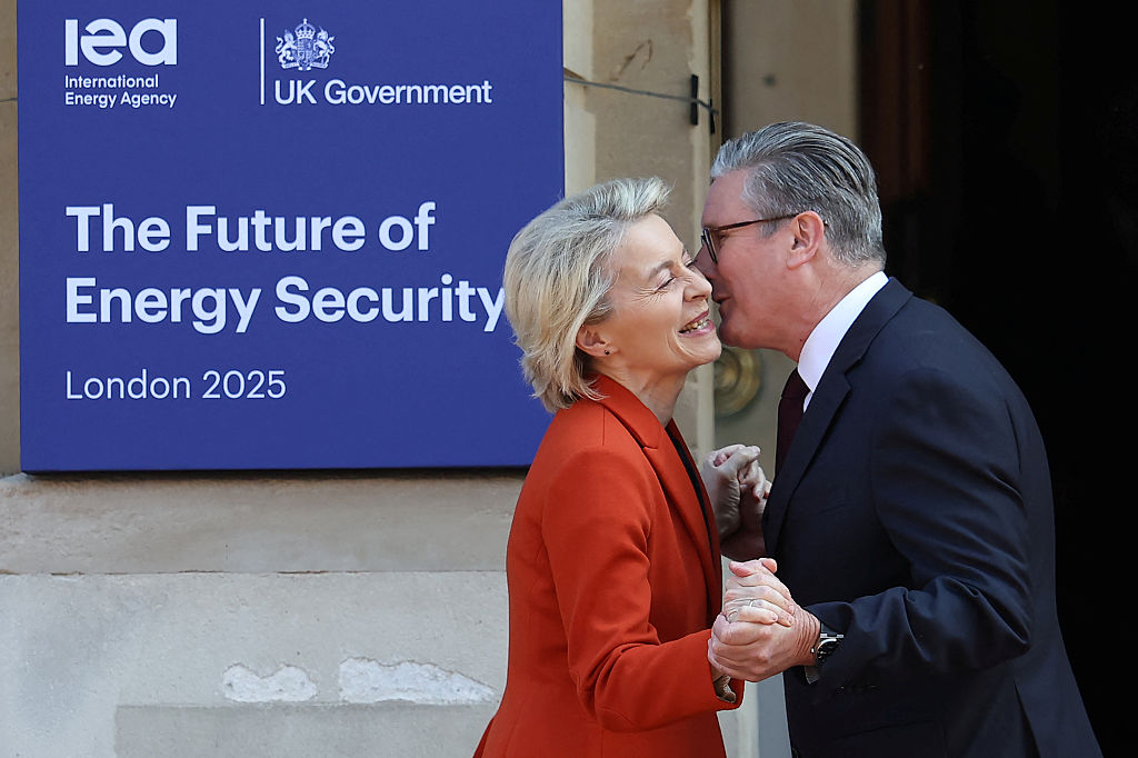 El Primer Ministro británico, Keir Starmer, saluda a la Presidenta de la Comisión Europea, Ursula von der Leyen, en la Cumbre Internacional sobre el Futuro de la Seguridad Energética celebrada en Lancaster House, Londres, el 24 de abril de 2025.