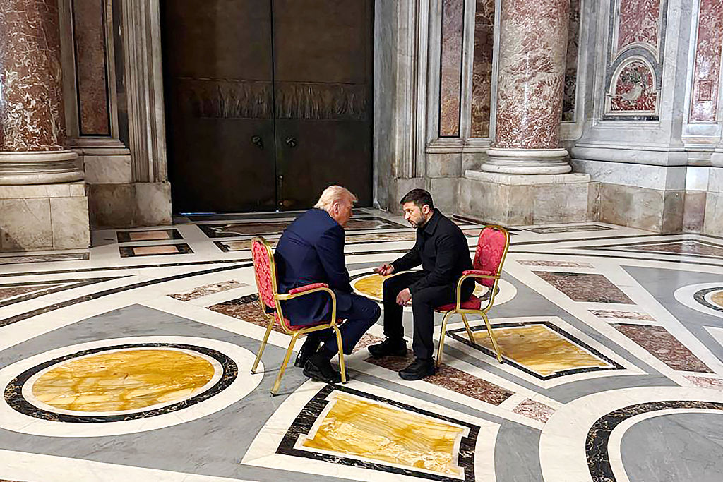 Fotografía publicada en los canales oficiales de la Oficina del Presidente de Ucrania, en la cual se ve al presidente de Ucrania Volodimir Zelenski (d) reunido con el presidente de Estados Unidos, Donald Trump (izq), al margen del funeral del Papa Francisco en la Basílica de San Pedro en el Vaticano, el 26 de abril de 2025.