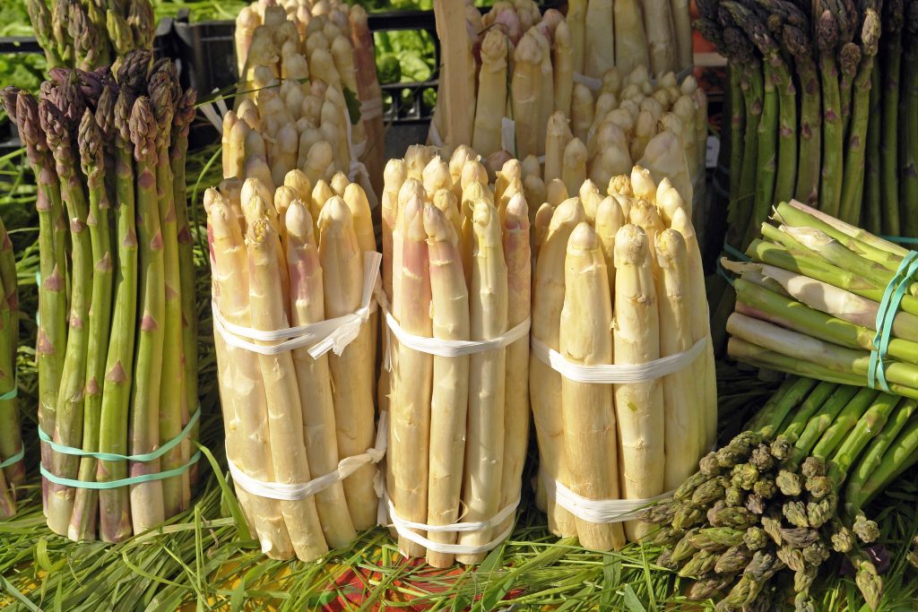 Espárragos verdes y blancos en un mercado en Italia.