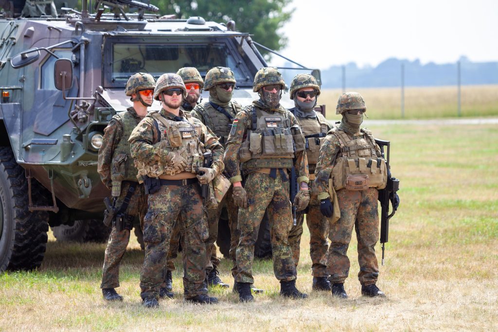 Soldados alemanes cerca de vehículos militares en una jornada de puertas abiertas en el día de la Bundeswehr en Feldkirchen, Alemania, el 9 de junio de 2018.