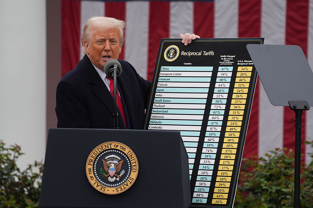 El presidente de Estados Unidos, Donald Trump, explica con un gráfico su plan de aranceles durante un evento celebrado el 2 de abril de 2025, en el Jardín de las Rosas de la Casa Blanca.