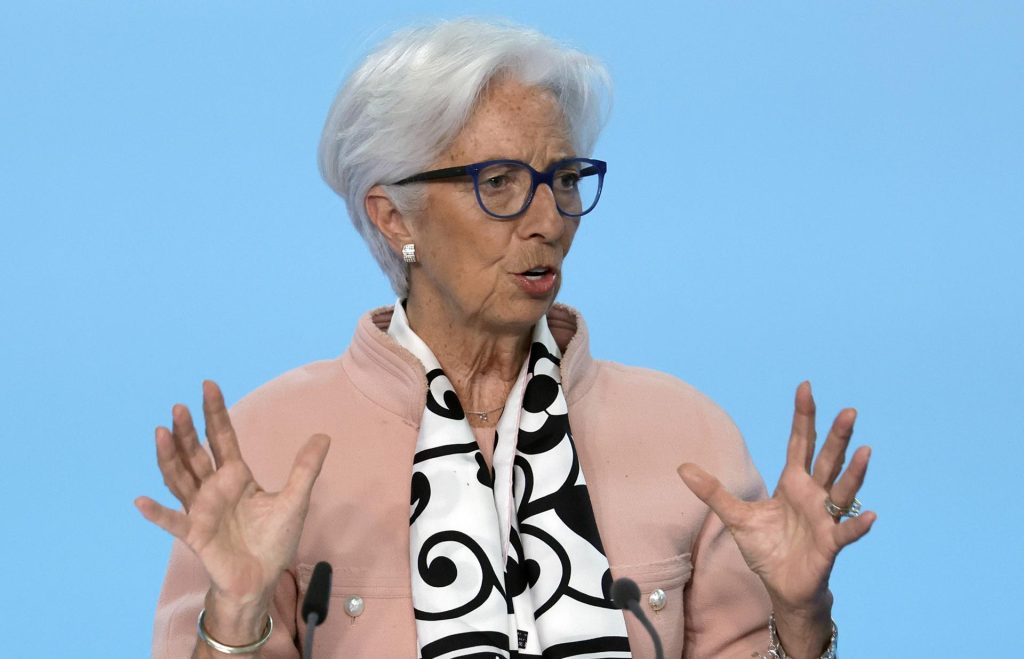 La presidenta del Banco Central Europeo (BCE), Christine Lagarde, comparece ante la prensa en la sede de la entidad, en Fráncfort, el 17 de abril de 2025.