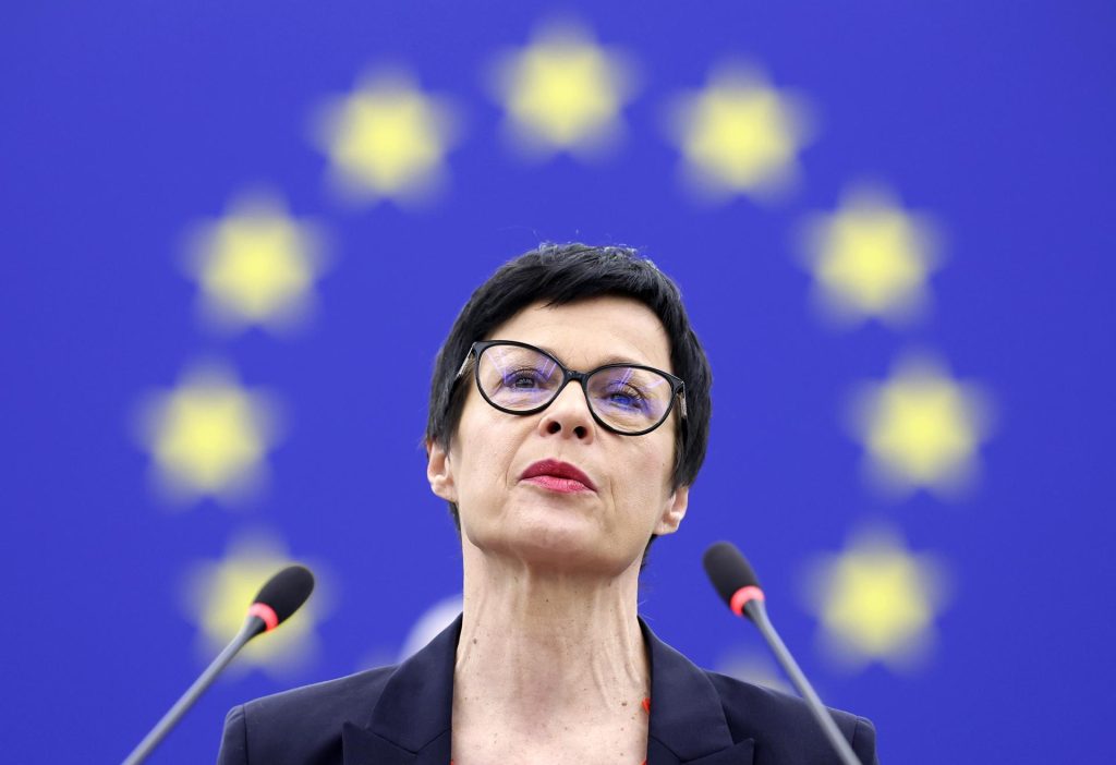 La Comisaria Europea de Ampliación, Marta Kos, en un debate del Parlamento Europeo, el 11 de febrero de 2025.