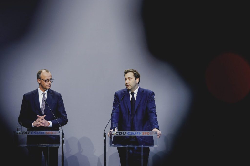 Friedrich Merz (izq) y Lars Klingbeil (dr) en una rueda de prensa para anunciar el acuerdo de coalición entre la CDU y el SPD, el 9 de abril de 2025 en Berlín.