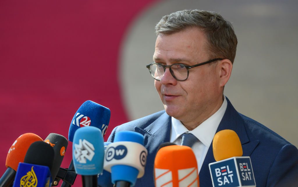 El Primer Ministro finlandés Petteri Orpo, hace unas declaraciones a la prensa en Bruselas.