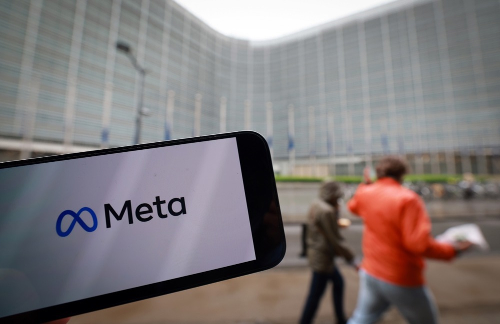Un logotipo de la empresa Meta en un teléfono móvil frente a la sede de la Comisión Europea en Bruselas, el 23 de abril de 2025.