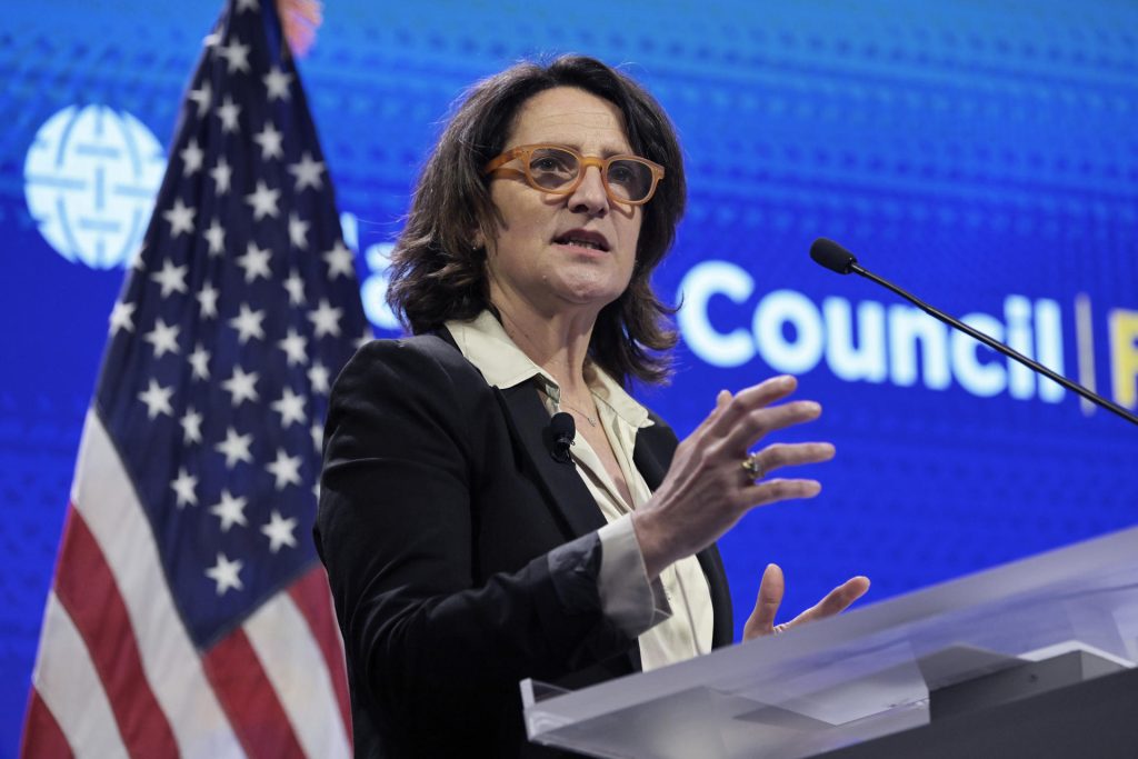 La vicepresidenta ejecutiva de la Comisión Europea y comisaria de Competencia, Teresa Ribera, habla durante un evento celebrado el 3 de abril de 2025 en el Atlantic Council de Washington.