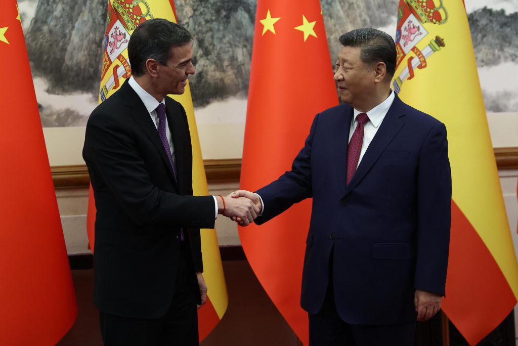 El presidente del Gobierno, Pedro Sánchez (izda), saluda al presidente de la República Popular China, Xi Jinping, en la Casa de Huéspedes Nacional Diaoyutai, en Pekín, el 11 de abril de 2025.
