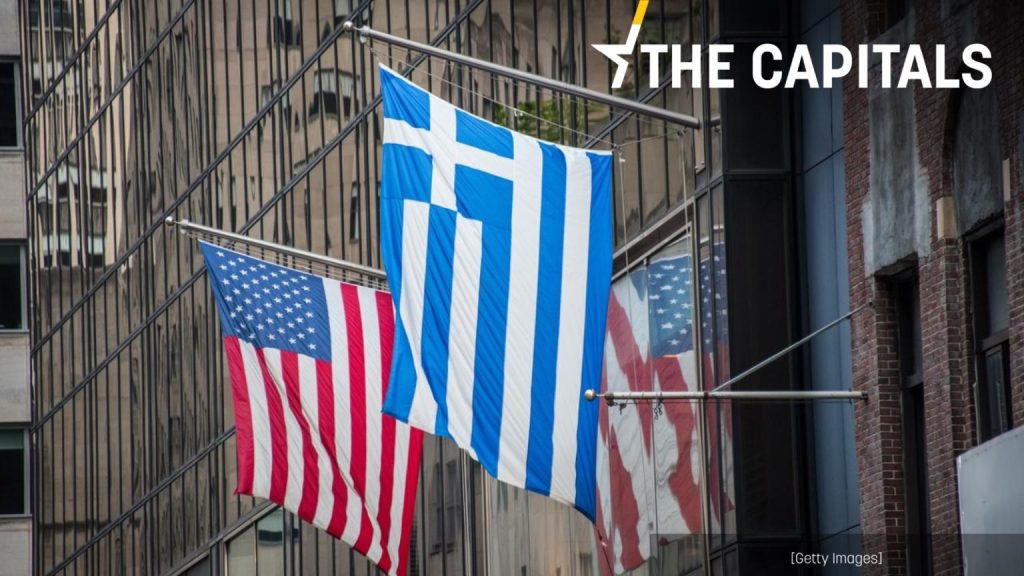 Una bandera de Estados Unidos y otra de Grecia, en Nueva York
