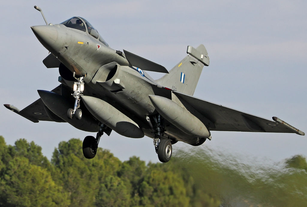 Un avión de combate Rafale EG de la Fuerza Aérea griega aterriza en la base aérea militar de Los Llanos, Albacete, el 21 de noviembre de 2024.