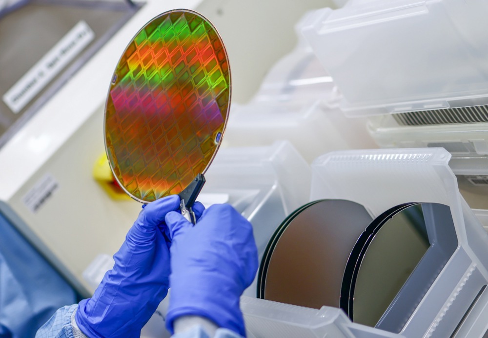 Un empleado trabaja en una sala blanca con un chip en el Instituto Fraunhofer de Nanosistemas Electrónicos ENAS en Chemnitz, Alemania, 13 de septiembre de 2023.