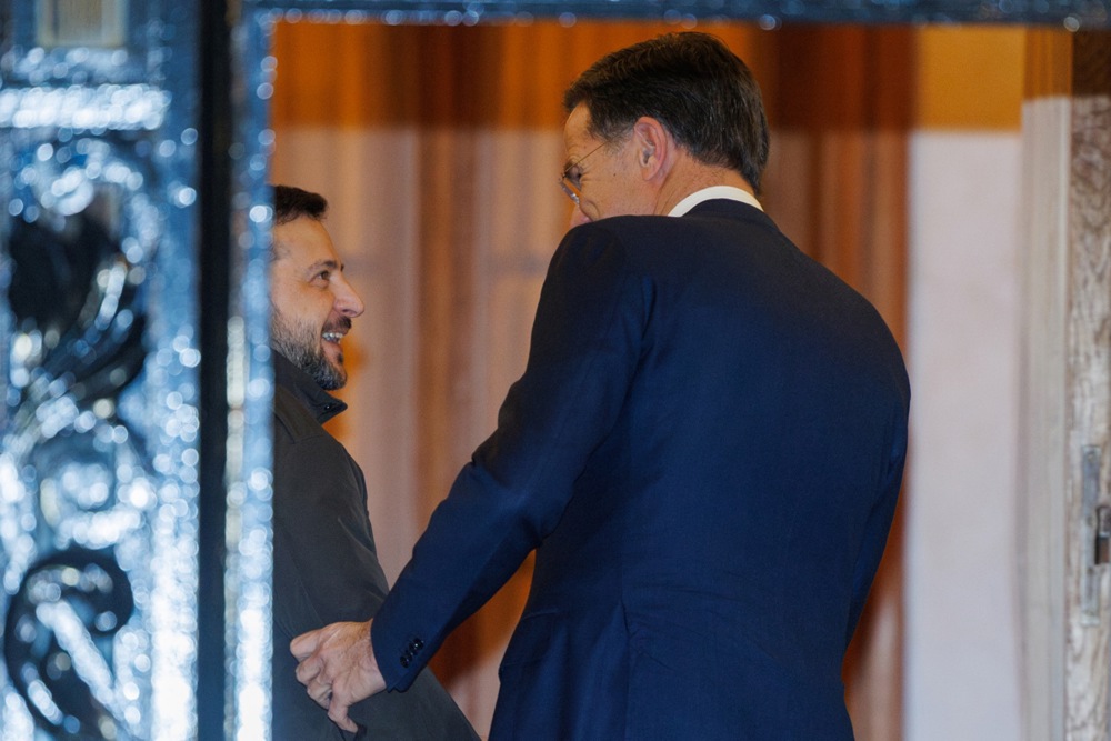 El Secretario General de la OTAN, Mark Rutte (d), recibe al Presidente ucraniano, Volodimir Zelensky (i), en la Residencia del Secretario General de la OTAN en Bruselas, el 18 de diciembre de 2024.