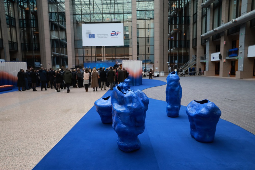 Visitantes de la instalación artística ‘We Are the Weather’ de la artista polaca Alicja Patanowska, en el marco de la Presidencia polaca del Consejo de la UE en el edificio del Consejo de la UE en Bruselas, el 14 de enero de 2025.