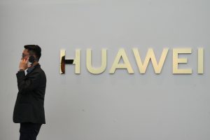 Cómo esquiva Huawei la prohibición de sus grupos de presión en la UE