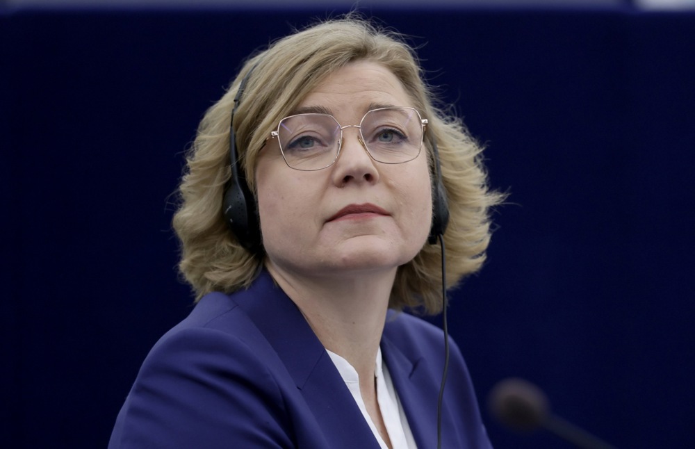 La vicepresidenta ejecutiva de la Comisión Europea y comisaria de Soberanía Tecnológica, Henna Virkkunen, observa durante un debate sobre la «Presentación de la Nueva Estrategia Europea de Seguridad Interior» en el Parlamento Europeo en Estrasburgo, Francia, el 1 de abril de 2025.