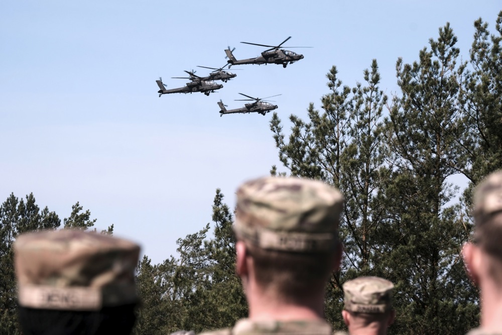Helicópteros AH-64D Apache del ejército estadounidense realizan maniobras de tiro en el campo de entrenamiento militar de Adazi, Letonia, el 2 de mayo de 2025.