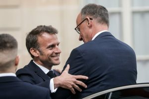 Merz inicia su mandato con un "idilio" franco-alemán