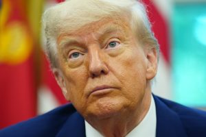 Trump califica de "fantástica" a Von der Leyen y destaca la "desesperación" de la UE por evitar una guerra comercial