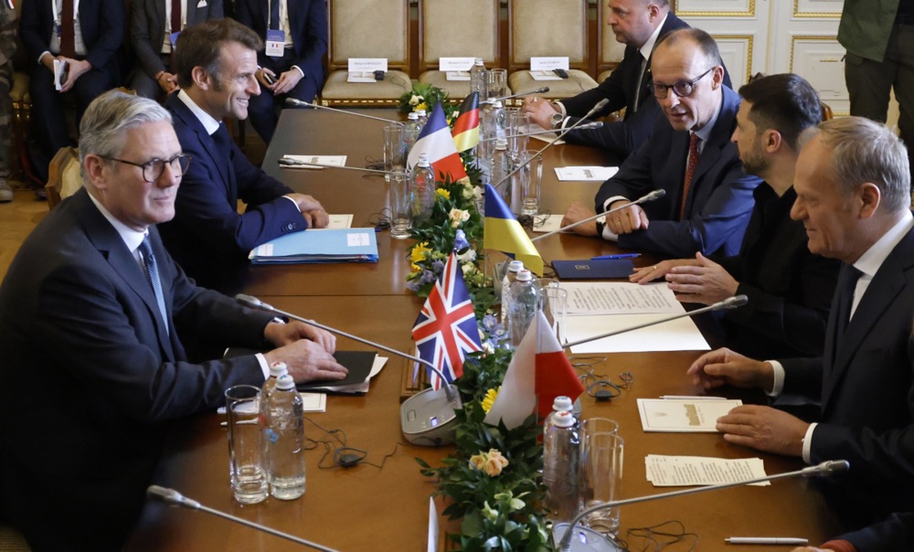 El presidente de Ucrania, Volodimir Zelenski, asiste a una reunión con el primer ministro británico, Keir Starmer, el presidente de Francia, Emmanuel Macron, el primer ministro de Polonia, Donald Tusk, y el canciller alemán, Friedrich Merz, en el Palacio Mariyinski, la residencia oficial del presidente de Ucrania, en Kiev, el 10 de mayo de 2025.