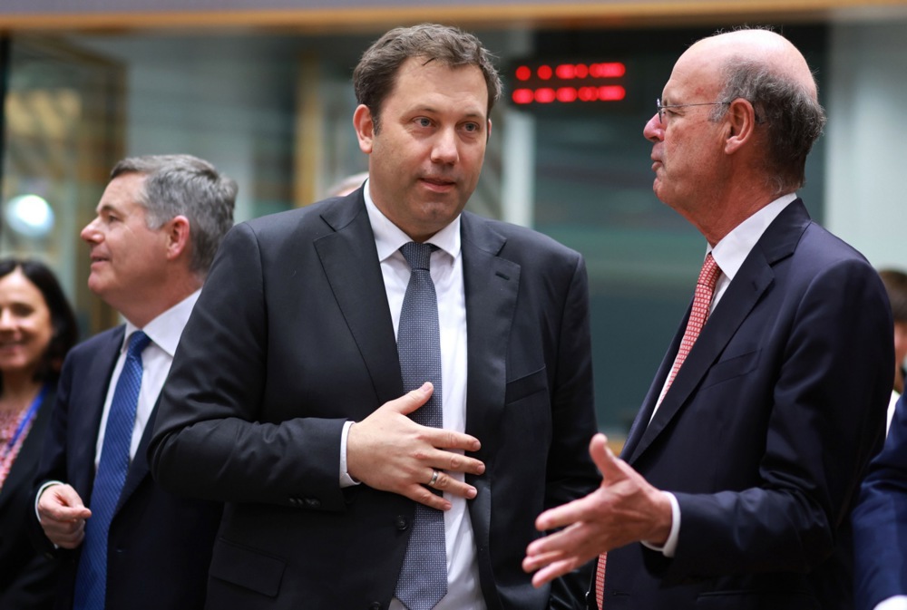 El presidente del Eurogrupo, Paschal Donohoe, observa mientras el ministro alemán de Finanzas, Lars Klingbeil, conversa con el ministro francés de Economía, Eric Lombard, al inicio del Eurogrupo en Bruselas, el 12 de mayo de 2025.