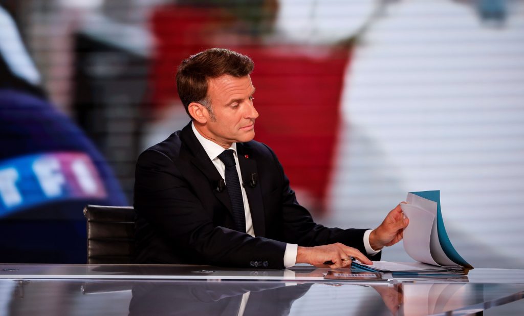El presidente de Francia, Emmanuel Macron, examina un documento en el marco de un programa especial del canal de televisión TF1 en Saint-Denis, el 13 de mayo de 2025.
