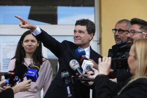 El alcalde centrista de Bucarest gana las elecciones rumanas por delante del ultra Simion