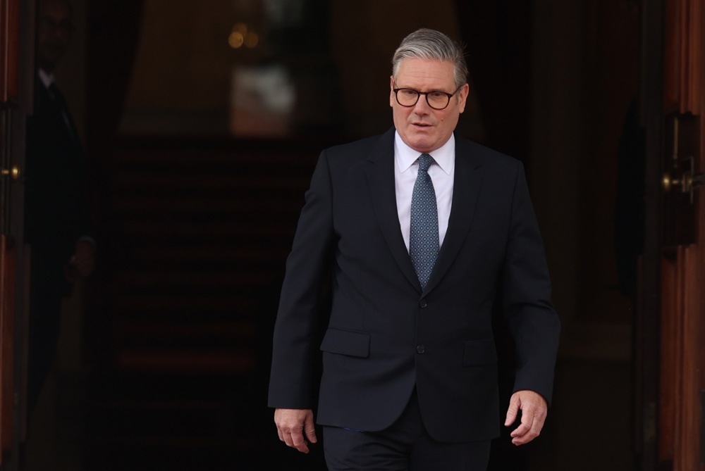 El primer ministro británico, Keir Starmer, espera para saludar a los delegados de la cumbre entre el Reino Unido y la UE en Lancaster House, Londres, el 19 de mayo de 2025.