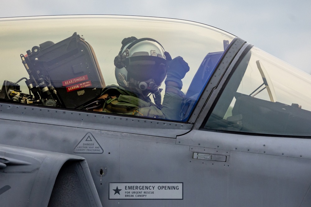 Un piloto de caza de la fuerza aérea  checa a bordo de un avión JAS-39C Gripen, se prepara para despegar hacia Islandia desde la 21.ª Base Aérea Táctica de Caslav, República Checa, el 22 de mayo de 2025.