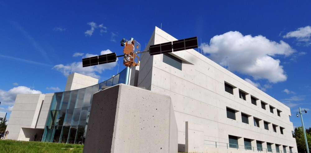 Maqueta de un satélite frente al centro de control del programa Galileo en el Complejo Aeroespacial Alemán (DLR) en Oberpfaffenhofen, Alemania, el 8 de septiembre de 2008.